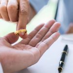 Ly hôn thuận tình không cần ra Tòa: Có cách nào không?