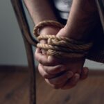 Tội bắt cóc con tin theo Điều 301 Bộ luật hình sự năm 2015