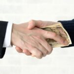 Tội đưa hối lộ theo quy định Điều 364 Bộ luật hình sự 2015