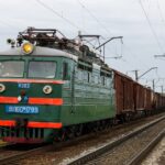 Tội giao cho người không đủ điều kiện điều khiển phương tiện giao thông đường sắt