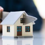 Chia di sản thừa kế nhà đất mang tên hộ gia đình thế nào?